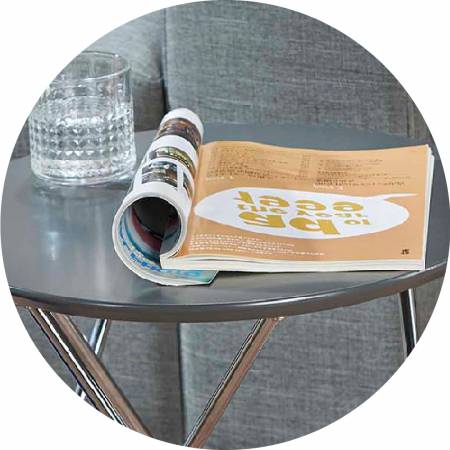 Celá deska stolu z šedé kůže.